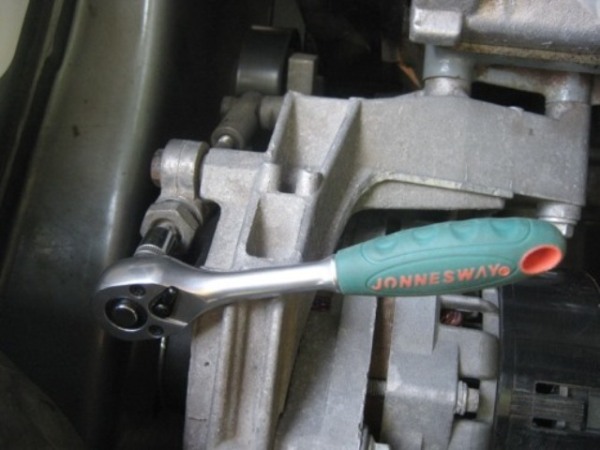 Замена ремня генератора Lada Kalina 8 кл: размер, как заменить ролик натяжителя, щетки и кронштейн Замена ремня генератора Lada Kalina 8 кл: размер, как заменить ролик натяжителя, щетки и кронштейн