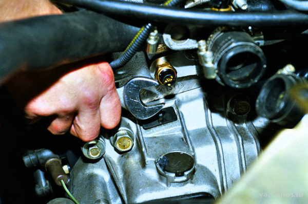 Датчик температуры охлаждающей жидкости ВАЗ 2114 инжектор: где находится температурный регулятор