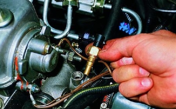 Датчик температуры охлаждающей жидкости ВАЗ 2114 инжектор: где находится температурный регулятор