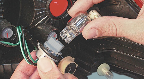 Замена лампочки заднего стоп-сигнала: как заменить на двухконтактную лампу или другую Замена лампочки заднего стоп-сигнала: как заменить на двухконтактную лампу или другую