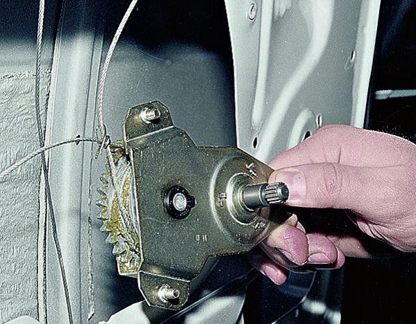 Как установить электростеклоподъемников на ВАЗ 2107: установка и замена, схема стеклоподъемника