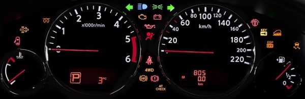 Красный или желтый восклицательный знак на панели приборов, горит аккумулятор, EPC, значок двигателя