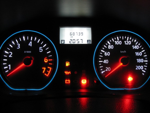 Красный или желтый восклицательный знак на панели приборов, горит аккумулятор, EPC, значок двигателя
