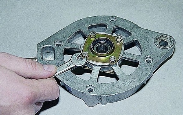 Как снять генератор ВАЗ 2107: ремонт и замена, не дает зарядку, как проверить на неисправности Как снять генератор ВАЗ 2107: ремонт и замена, не дает зарядку, как проверить на неисправности