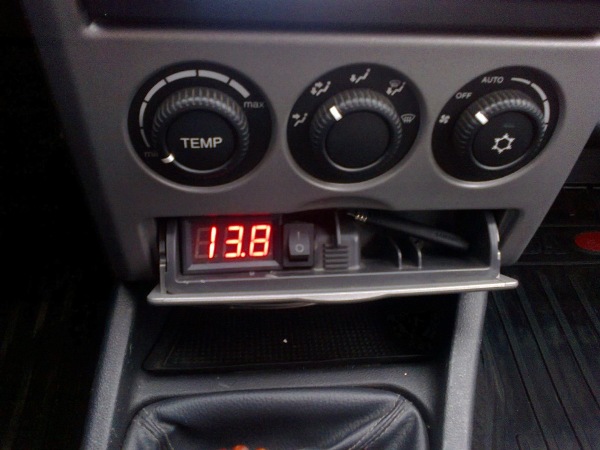 Цифровой и ламповый вольтметр автомобильный в прикуриватель своими руками: схема подключения в авто