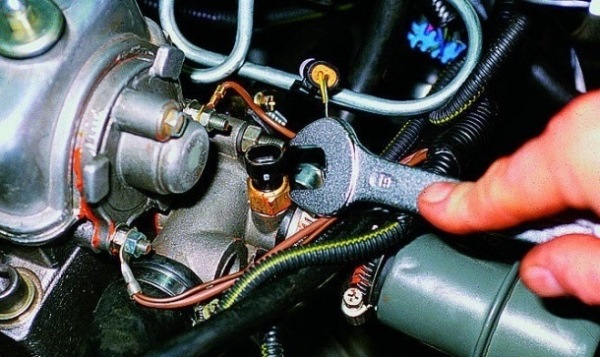 Замена датчика включения вентилятора ВАЗ 2109 карбюратор и 21099 - температуры охлаждающей жидкости