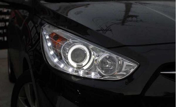 Замена лампы ближнего света Hyundai Solaris, противотуманной фары, габаритных лампочек и иной оптики Замена лампы ближнего света Hyundai Solaris, противотуманной фары, габаритных лампочек и иной оптики