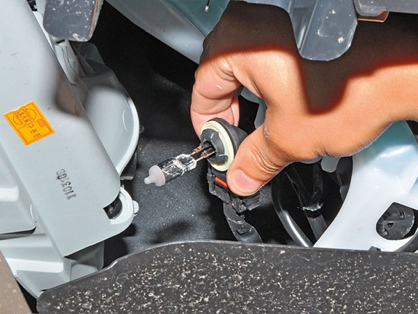 Замена лампы ближнего света Hyundai Solaris, противотуманной фары, габаритных лампочек и иной оптики Замена лампы ближнего света Hyundai Solaris, противотуманной фары, габаритных лампочек и иной оптики