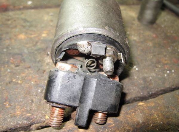 Стартер не щелкает, но крутит двигатель (плохо, медленно, долго, туго, слабо или тяжело): причины