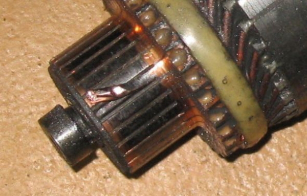 Стартер не щелкает, но крутит двигатель (плохо, медленно, долго, туго, слабо или тяжело): причины