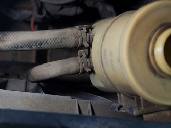 Замена жидкости для гидроусилителя руля: что заливают в ГУР, когда и как менять жидкость, видео