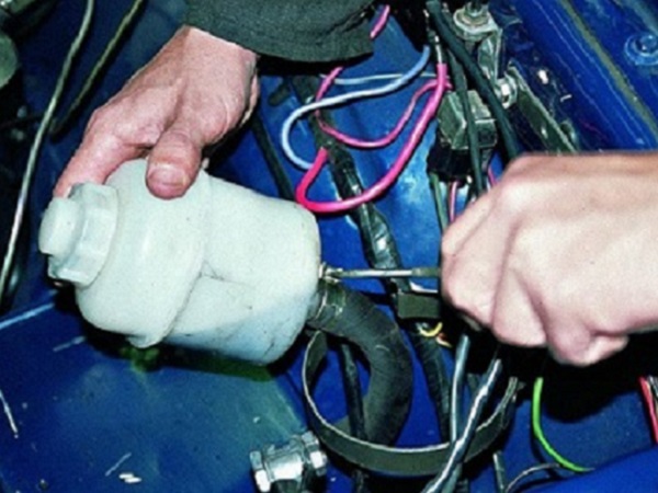 Замена жидкости для гидроусилителя руля: что заливают в ГУР, когда и как менять жидкость, видео