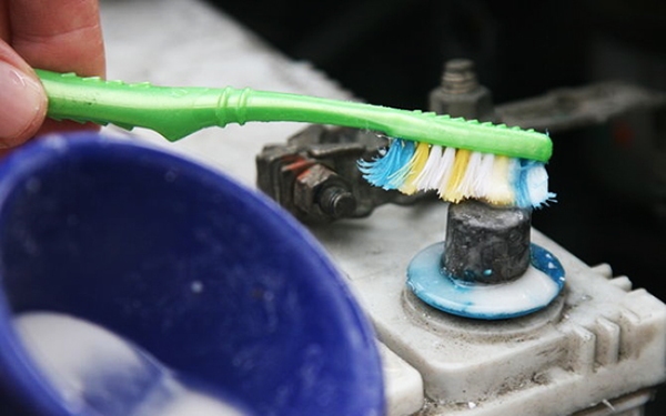 Зарядка аккумулятора автомобиля в домашних условиях: можно ли заряжать АКБ не снимая с машины и как зарядить дома через лампочку Зарядка аккумулятора автомобиля в домашних условиях: можно ли заряжать АКБ не снимая с машины и как зарядить дома через лампочку