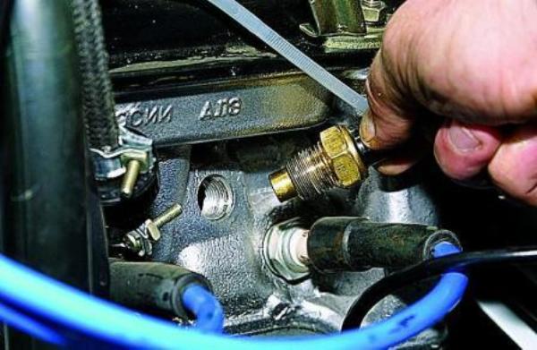 Где находится датчик температуры охлаждающей жидкости Chevrolet Niva, детонации, фаз и скорости, распредвала и уровня топлива