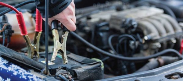 Инструкция, как правильно зарядить аккумулятор автомобиля без снятия АКБ (видео) Инструкция, как правильно зарядить аккумулятор автомобиля без снятия АКБ (видео)