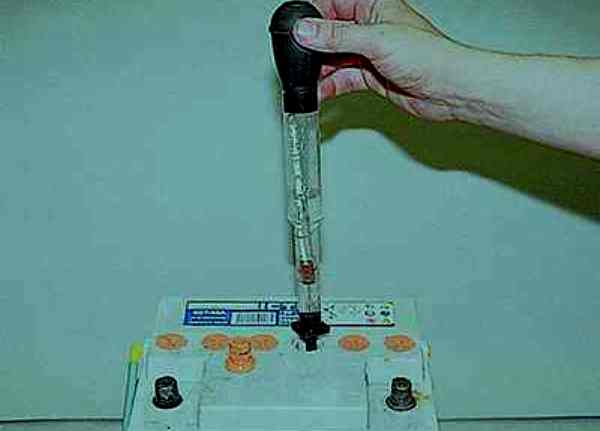 Инструкция, как правильно зарядить аккумулятор автомобиля без снятия АКБ (видео) Инструкция, как правильно зарядить аккумулятор автомобиля без снятия АКБ (видео)