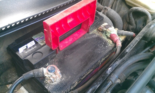 Почему не идет зарядка на аккумулятор и горит лампа автомобильной АКБ: ремонт зарядного устройства