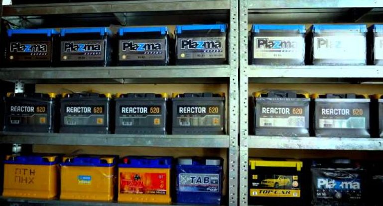 Уровень электролита в автомобильном аккумуляторе, сила тока, мощность и иные характеристики АКБ