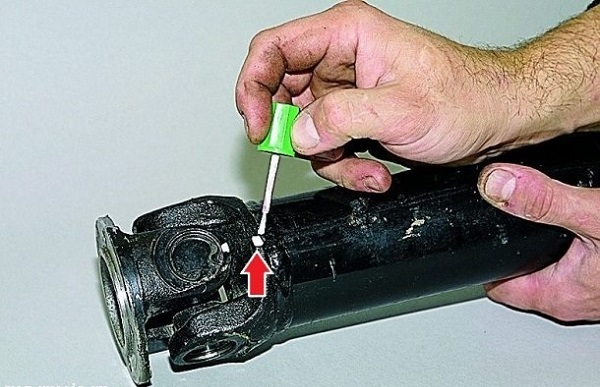 Как самостоятельно заменить крестовину на внедорожнике Нива