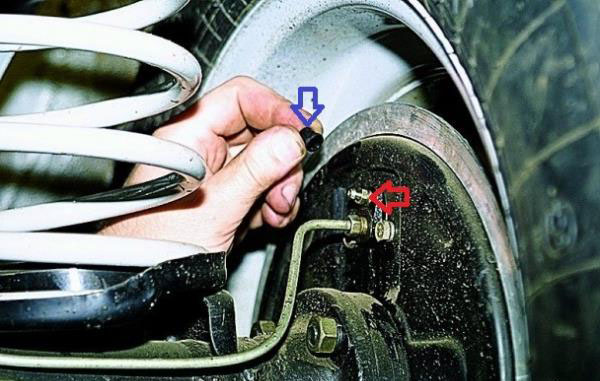 Как самостоятельно прокачать тормозную систему на ВАЗ 2107 Как самостоятельно прокачать тормозную систему на ВАЗ 2107