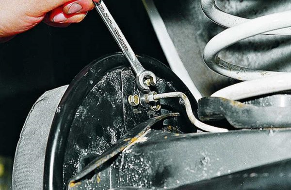 Как самостоятельно прокачать тормозную систему на ВАЗ 2107 Как самостоятельно прокачать тормозную систему на ВАЗ 2107