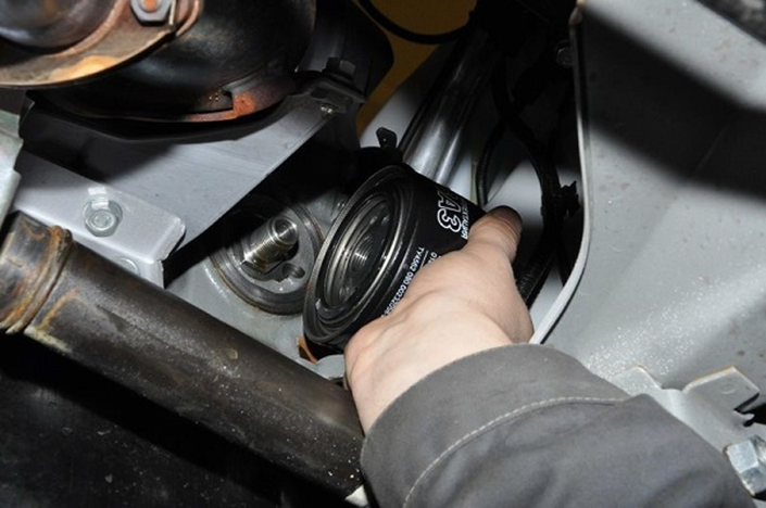 Меняем масло и фильтр на Лада Калина в гараже Меняем масло и фильтр на Лада Калина в гараже