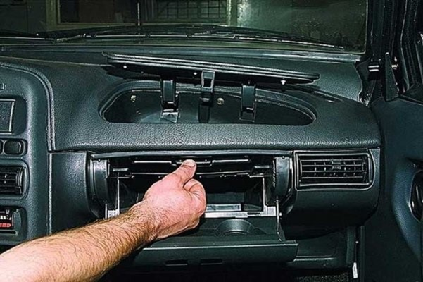 Меняем самостоятельно радиатор печки ВАЗ 2114 Меняем самостоятельно радиатор печки ВАЗ 2114