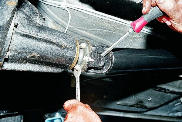 Как своими руками поменять крестовину кардана на ВАЗ 2107