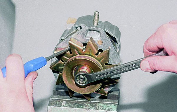 Неисправности генератора ВАЗ 2105 и их устранение Неисправности генератора ВАЗ 2105 и их устранение