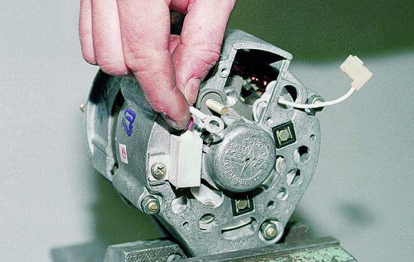 Неисправности генератора ВАЗ 2105 и их устранение Неисправности генератора ВАЗ 2105 и их устранение