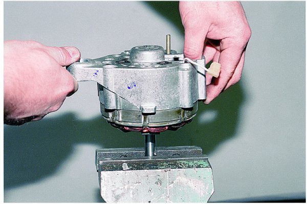 Неисправности генератора ВАЗ 2105 и их устранение Неисправности генератора ВАЗ 2105 и их устранение