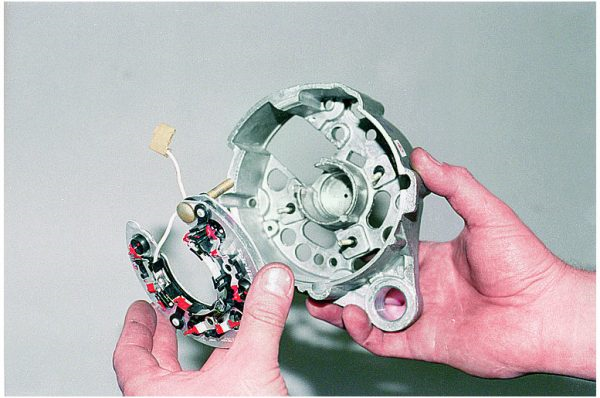 Неисправности генератора ВАЗ 2105 и их устранение Неисправности генератора ВАЗ 2105 и их устранение