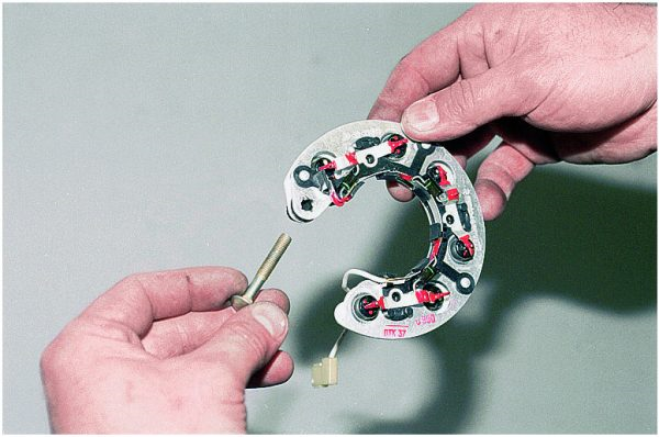 Неисправности генератора ВАЗ 2105 и их устранение Неисправности генератора ВАЗ 2105 и их устранение