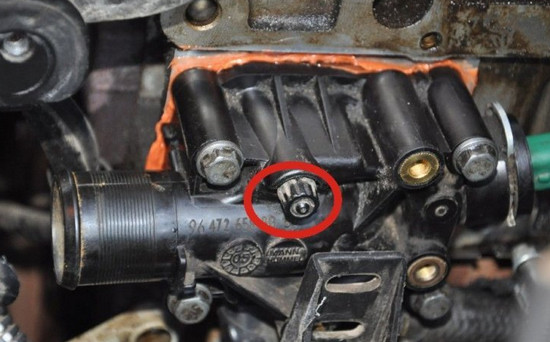 Как устранить течь термостата на автомобиле Citroen С4 Как устранить течь термостата на автомобиле Citroen С4