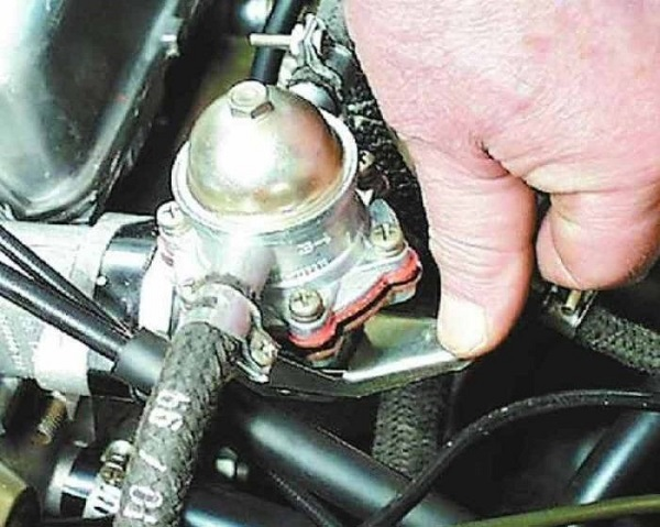 Диагностика и самостоятельный ремонт механического топливного бензонасоса ВАЗ 2108 Диагностика и самостоятельный ремонт механического топливного бензонасоса ВАЗ 2108