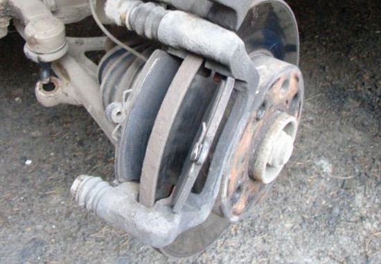 Замена передних тормозных колодок на автомобиле Renault 11 своими руками