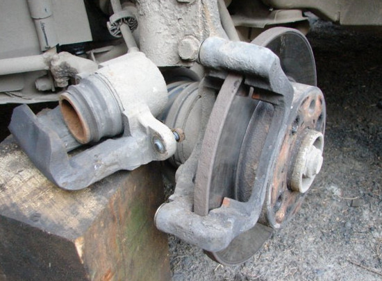 Замена передних тормозных колодок на автомобиле Renault 11 своими руками