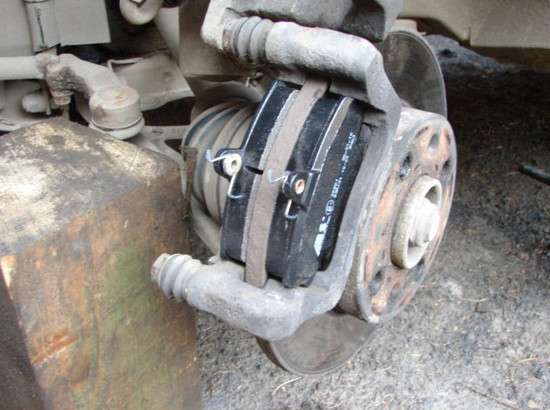 Замена передних тормозных колодок на автомобиле Renault 11 своими руками