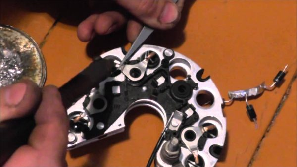 Самостоятельная диагностика неисправностей и ремонт генератора ВАЗ 2101 Самостоятельная диагностика неисправностей и ремонт генератора ВАЗ 2101