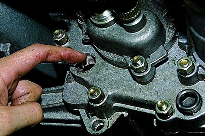 Полная замена масла на ВАЗ 21213 во всех агрегатах Полная замена масла на ВАЗ 21213 во всех агрегатах