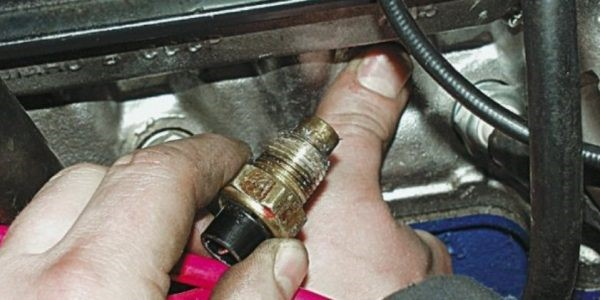 Как самостоятельно проверить и заменить ДТОЖ на ВАЗ 2107 Как самостоятельно проверить и заменить ДТОЖ на ВАЗ 2107