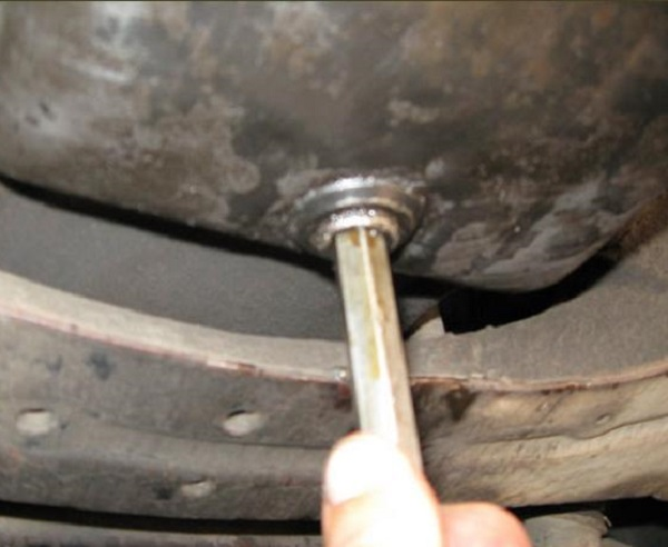 Меняем самостоятельно моторное масло и фильтр на «восьмерке»