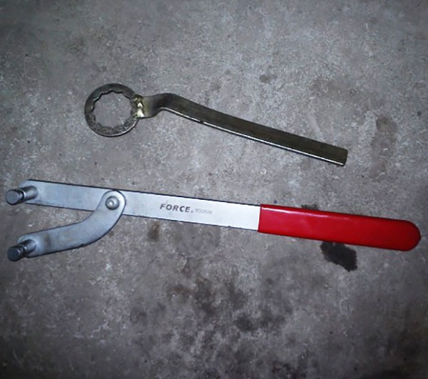 Проверяем и меняем цепь ГРМ на ВАЗ 2106 Проверяем и меняем цепь ГРМ на ВАЗ 2106