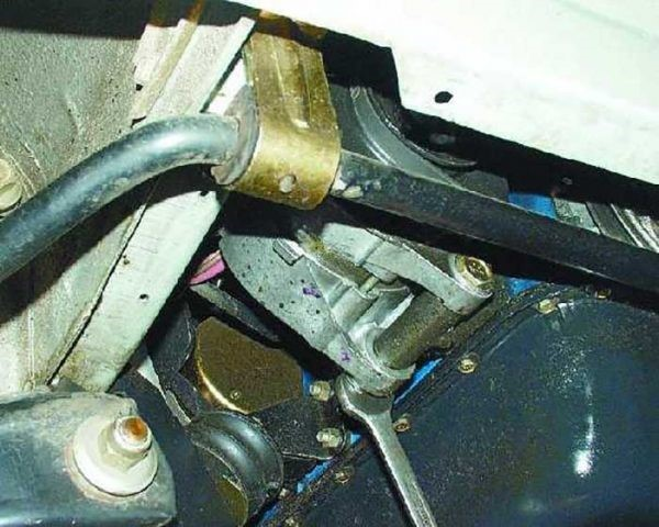 Проверяем и меняем цепь ГРМ на ВАЗ 2106 Проверяем и меняем цепь ГРМ на ВАЗ 2106