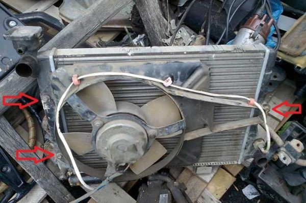 Проверяем и меняем цепь ГРМ на ВАЗ 2106 Проверяем и меняем цепь ГРМ на ВАЗ 2106