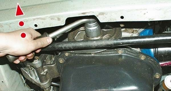 Проверяем и меняем цепь ГРМ на ВАЗ 2106 Проверяем и меняем цепь ГРМ на ВАЗ 2106