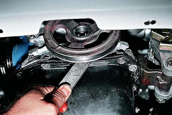 Проверяем и меняем цепь ГРМ на ВАЗ 2106 Проверяем и меняем цепь ГРМ на ВАЗ 2106