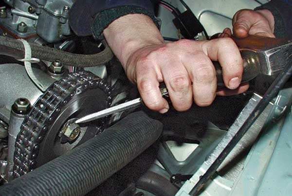 Проверяем и меняем цепь ГРМ на ВАЗ 2106 Проверяем и меняем цепь ГРМ на ВАЗ 2106