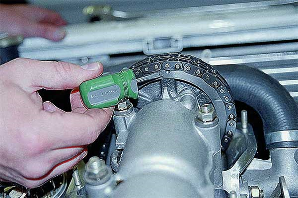 Проверяем и меняем цепь ГРМ на ВАЗ 2106 Проверяем и меняем цепь ГРМ на ВАЗ 2106