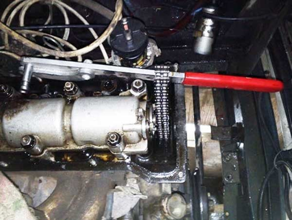 Проверяем и меняем цепь ГРМ на ВАЗ 2106 Проверяем и меняем цепь ГРМ на ВАЗ 2106